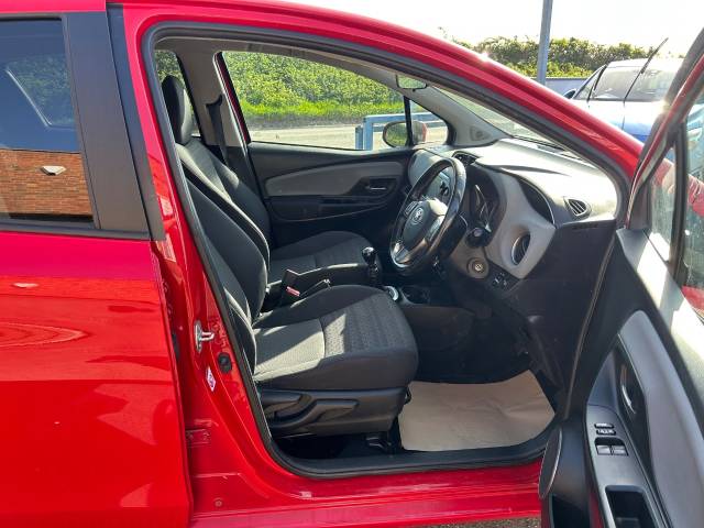 2017 Toyota Yaris 1.33 VVT-i Icon 5dr 6 SERVICE STAMPS